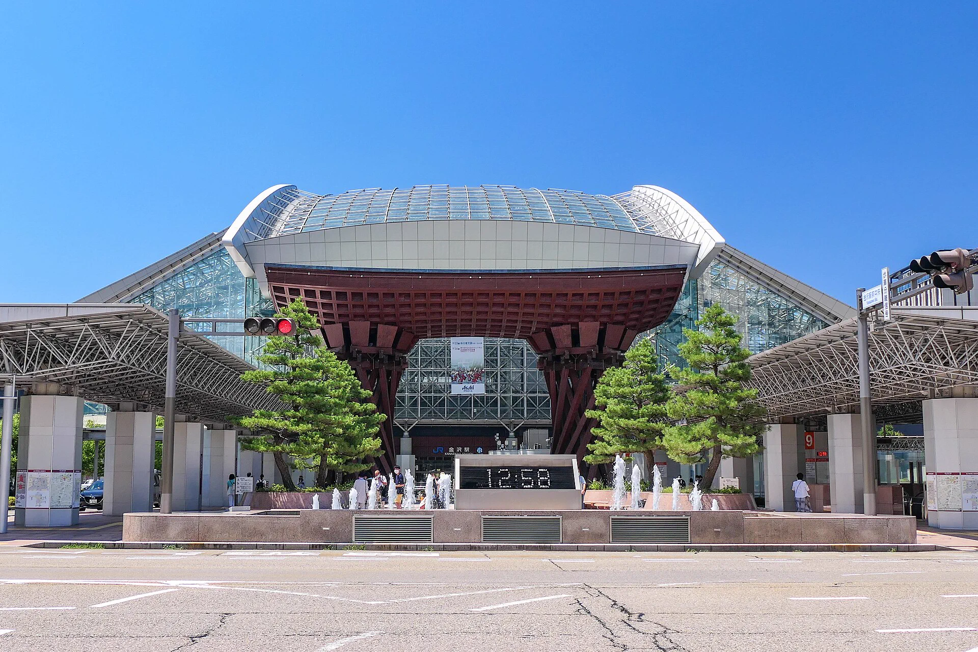 숙박과 짐 배송, 출국 교통을 연결하는 가나자와역