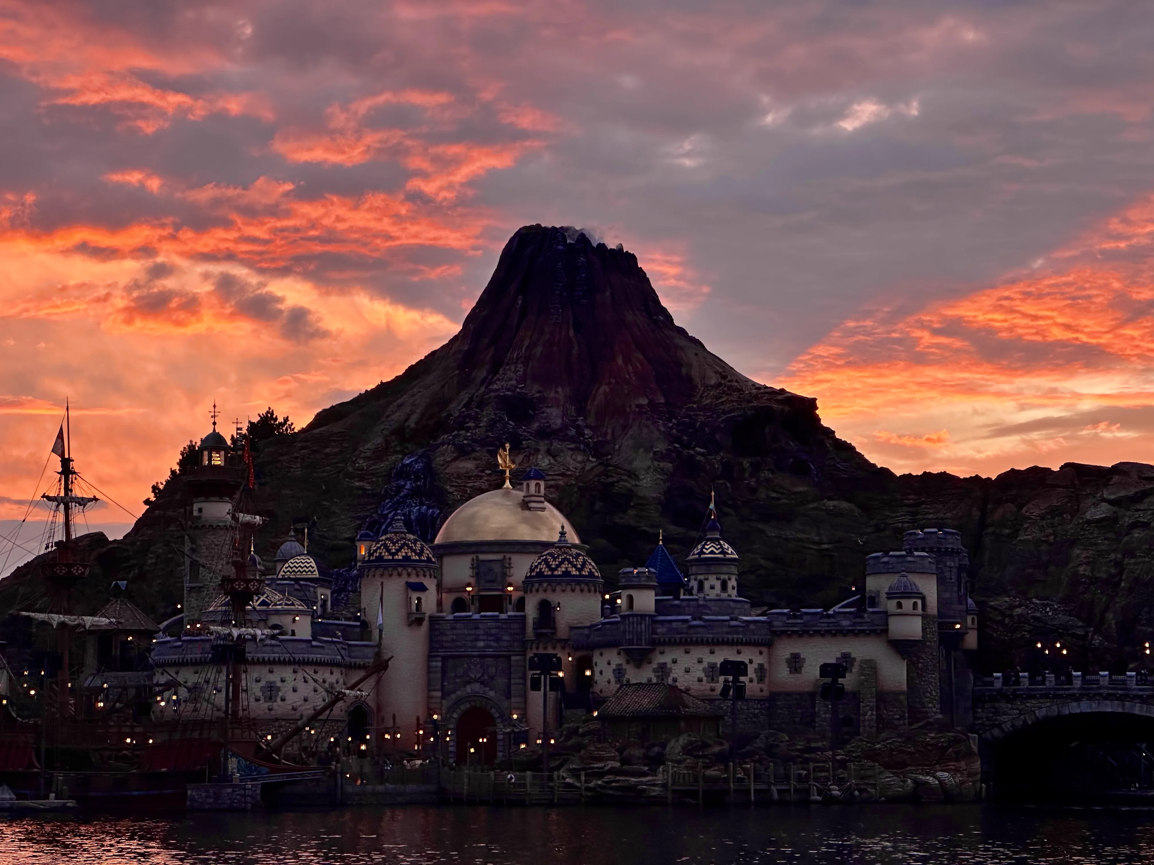 Tokyo DisneySea Mount Prometheus와 두 번째 완전한 파크 데이