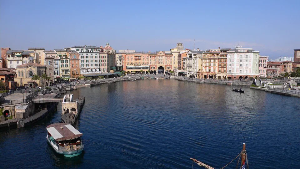 Tokyo DisneySea Mediterranean Harbor와 독특한 수변 세계관