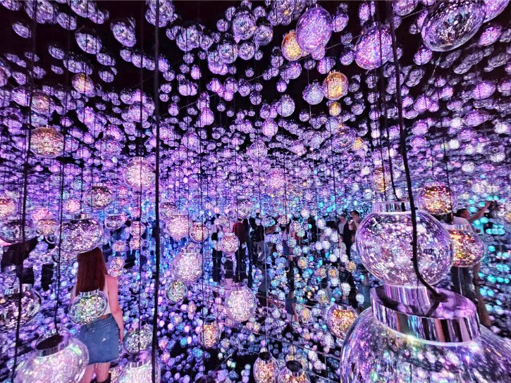 teamLab Borderless Bubble Universe 빛나는 구체와 거울이 끝없이 이어지는 전시 공간