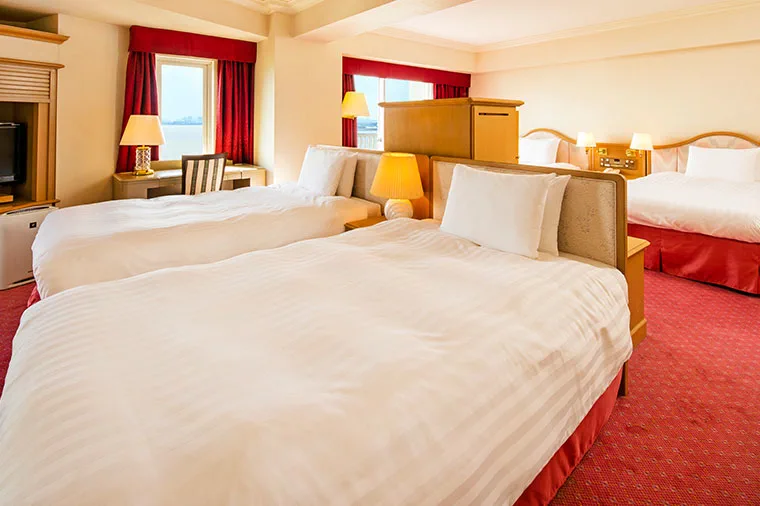 Grand Nikko Tokyo Bay Maihama Deluxe Family Room의 고정침대 4개와 넓은 실내공간