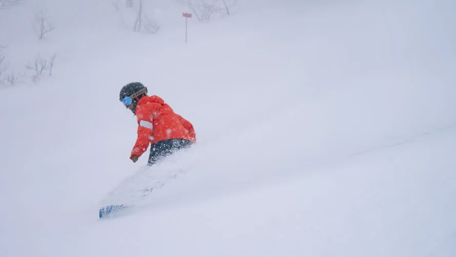 신후라노 프린스 호텔 앞 스키어와 Furano Zone Ski-in/Ski-out 동선