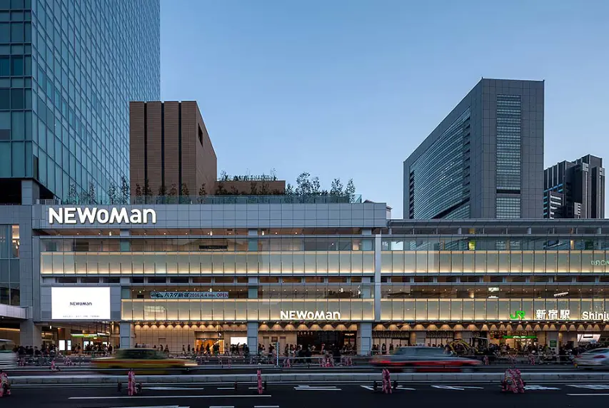 JR 신주쿠 남쪽 출구와 NEWoMan 일대, 하코네·서쪽 교통과 큰 짐 동선을 비교하는 장면