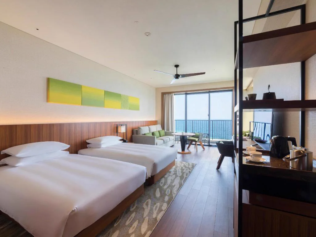 Hyatt Regency Seragaki Island Okinawa 트윈 객실과 발코니, 부모님과 온나 리조트에서 쉬는 시간을 비교