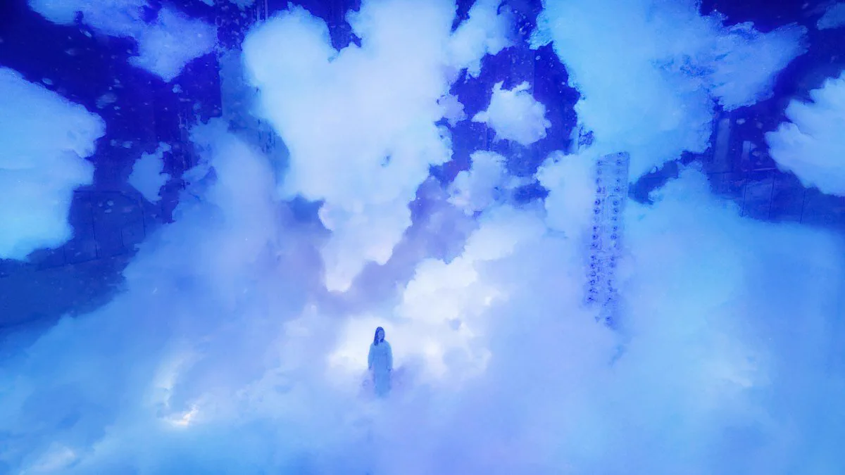 teamLab Biovortex Kyoto Massless Amorphous Sculpture 흰색 무정형 조각이 공간에 떠 있는 장면