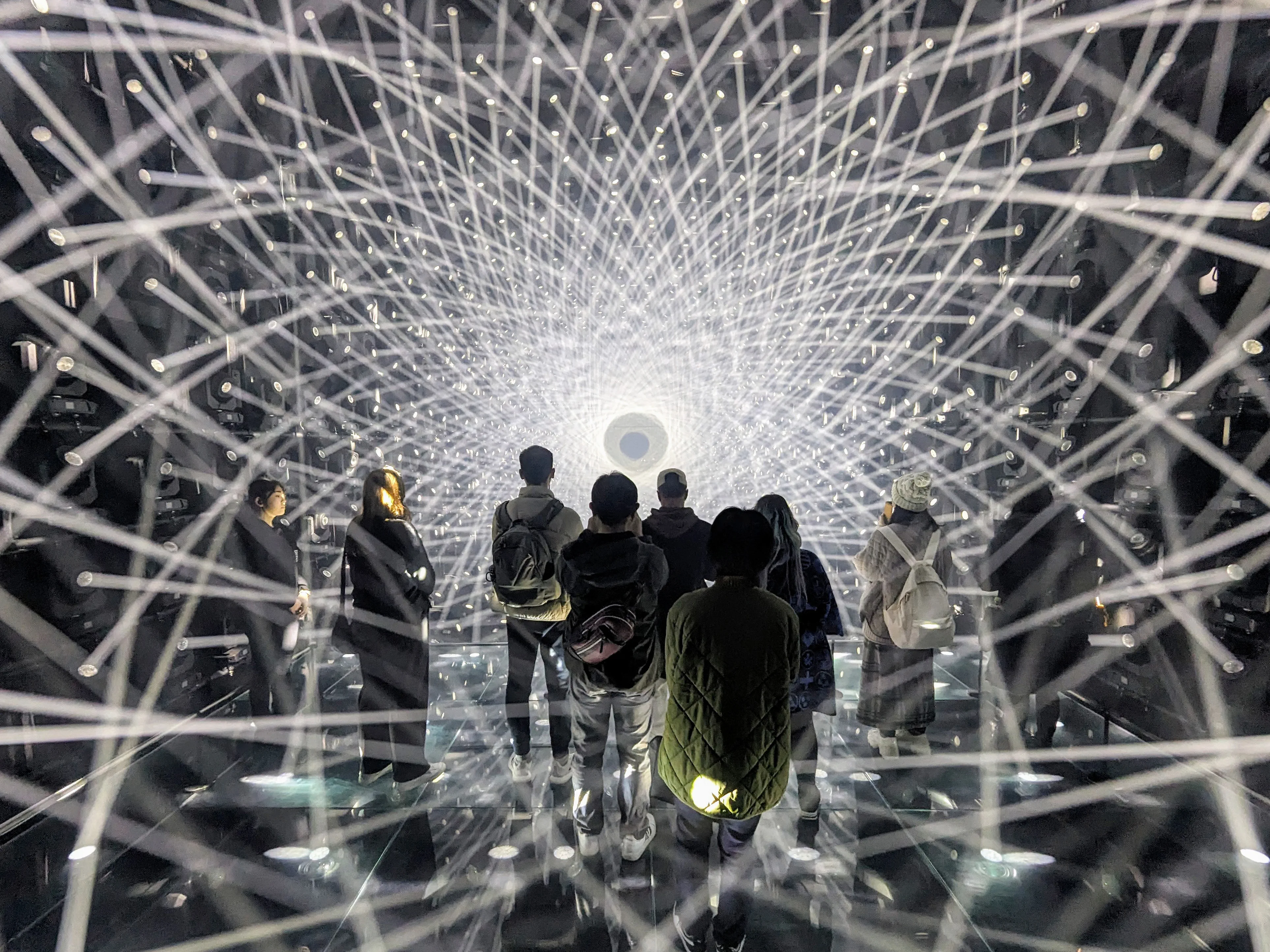 아자부다이 힐스 teamLab Borderless의 빛 조각 전시 공간과 관람객