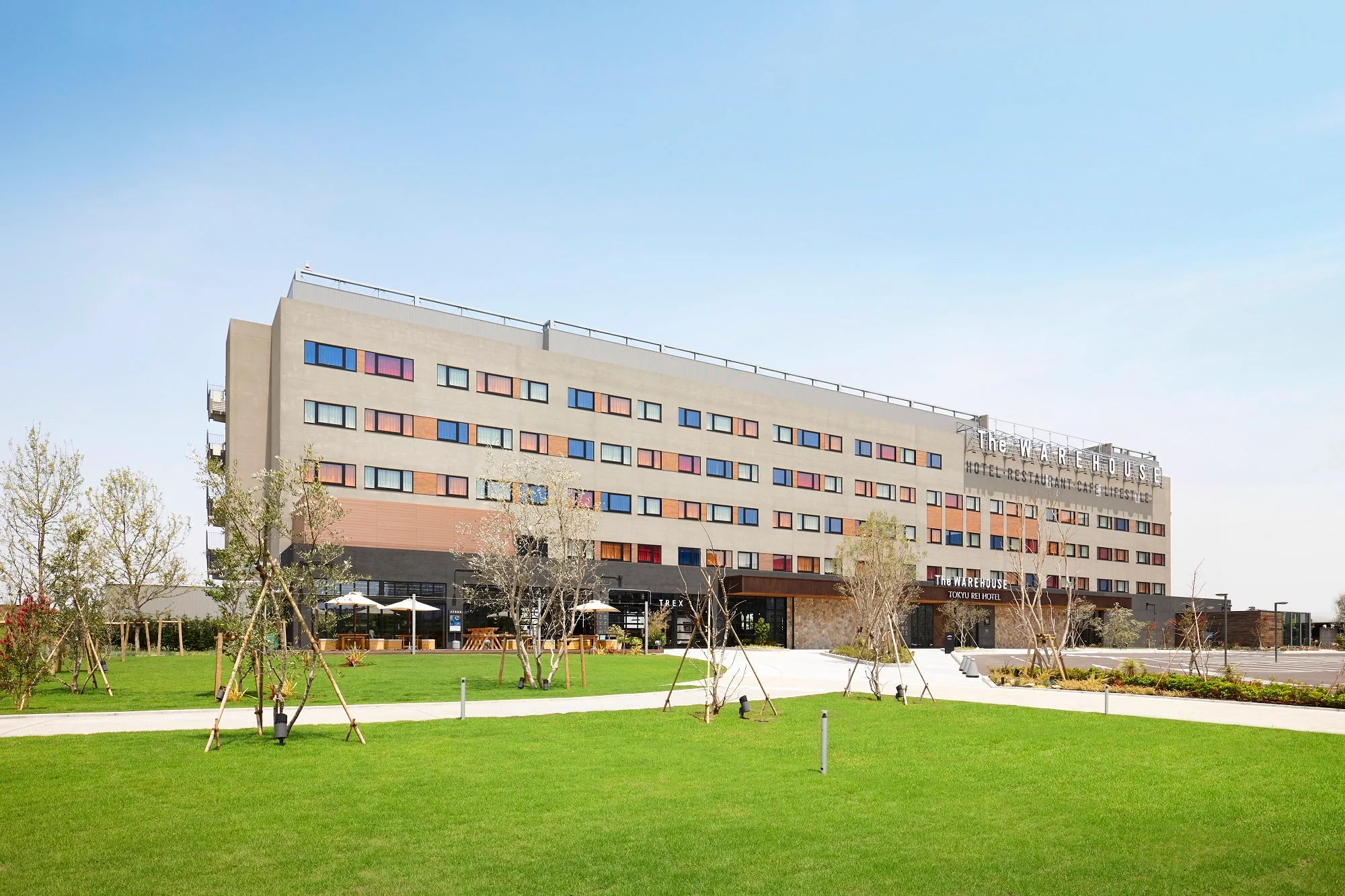 The HOTEL Well-hub Haneda 호텔 건물과 가와사키 King Skyfront 주변 환경