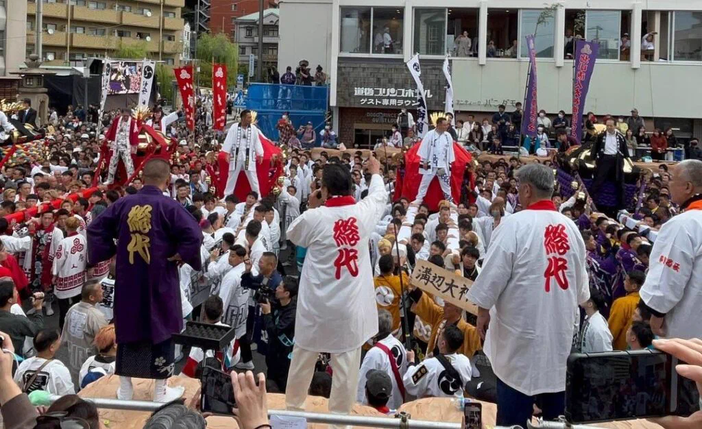 도고 가을축제에서 두 대의 대형 미코시가 가까워지는 하치아와세 장면
