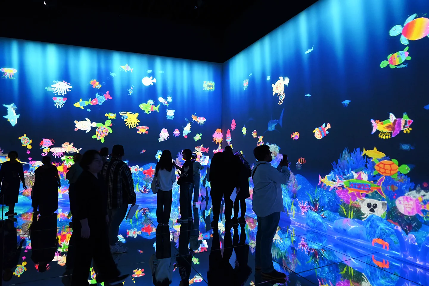 teamLab Borderless Sketch Ocean 관람객이 그린 바다 생물이 디지털 해양 공간에서 움직이는 모습