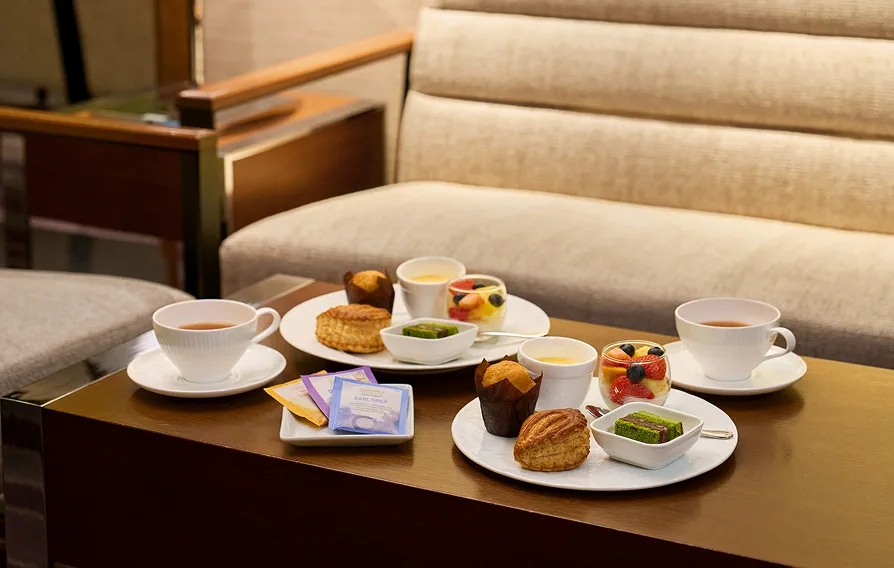 Hotel Granvia Osaka 27층 Granvia Lounge 좌석과 음식