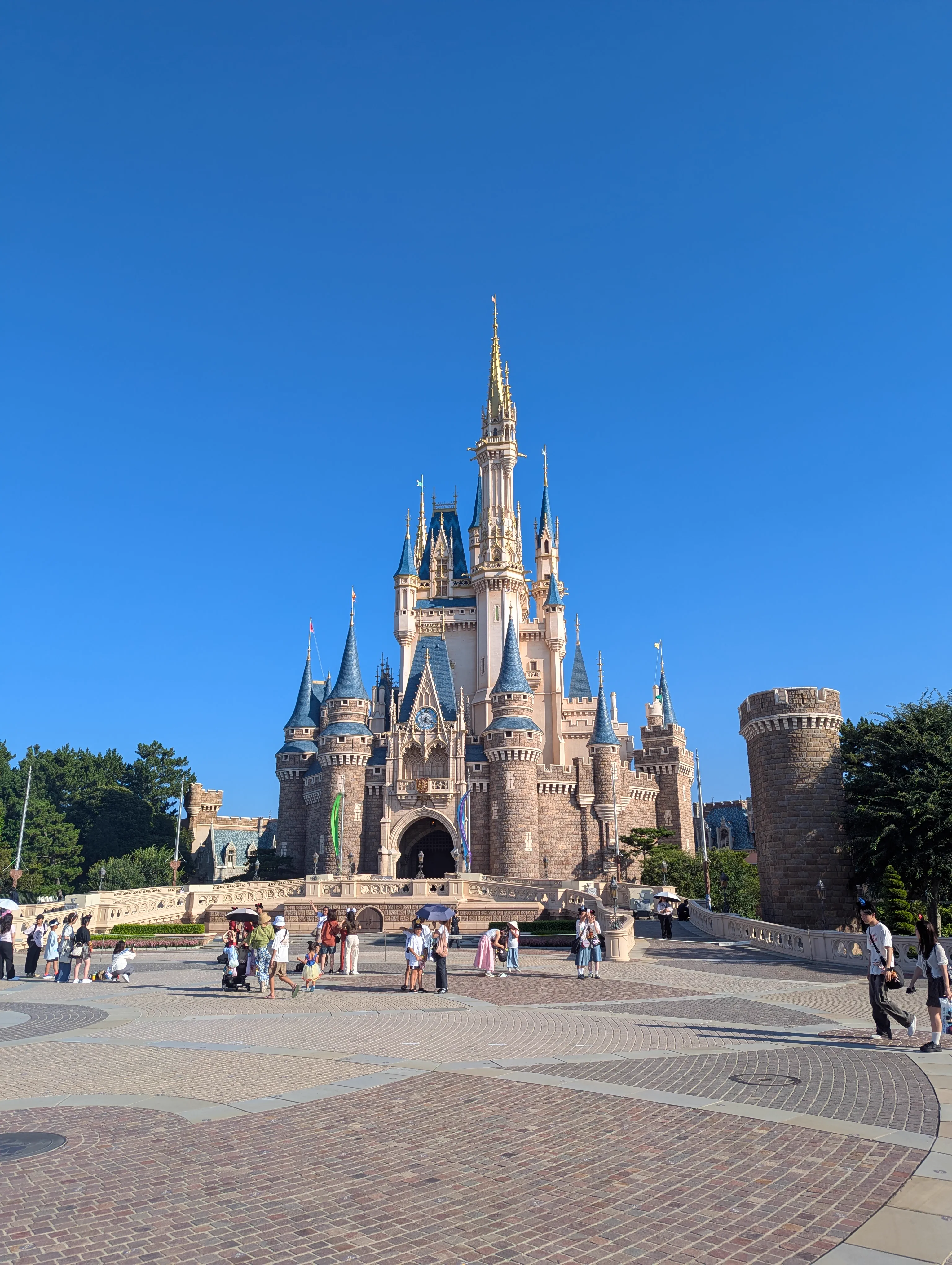 Tokyo Disneyland Cinderella Castle. Disney 하루와 이틀은 숙박 베이스의 계산을 다르게 만듭니다.