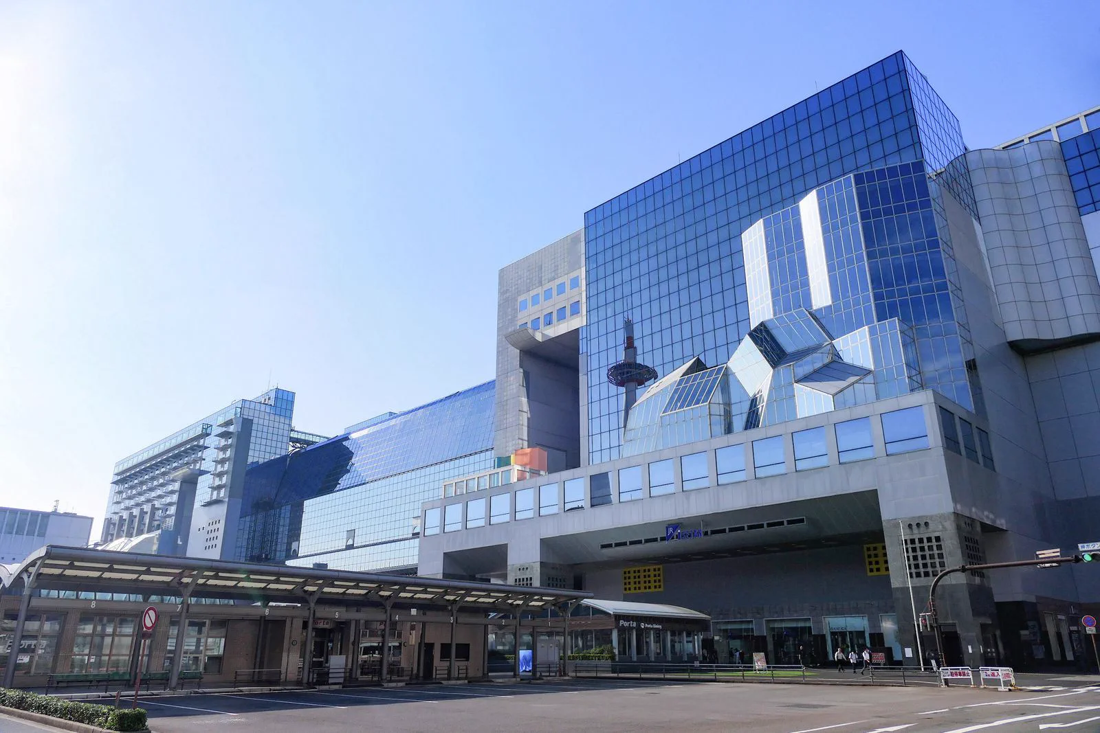 JR 교토역 여행객 동선, 일본 여러 도시를 이동하는 일정은 보험과 함께 교통·통신·숙소 계획을 미리 정리하는 편이 좋다