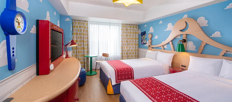 Tokyo Disney Resort Toy Story Hotel Standard Room의 Andy 방 테마와 4인 객실 구성