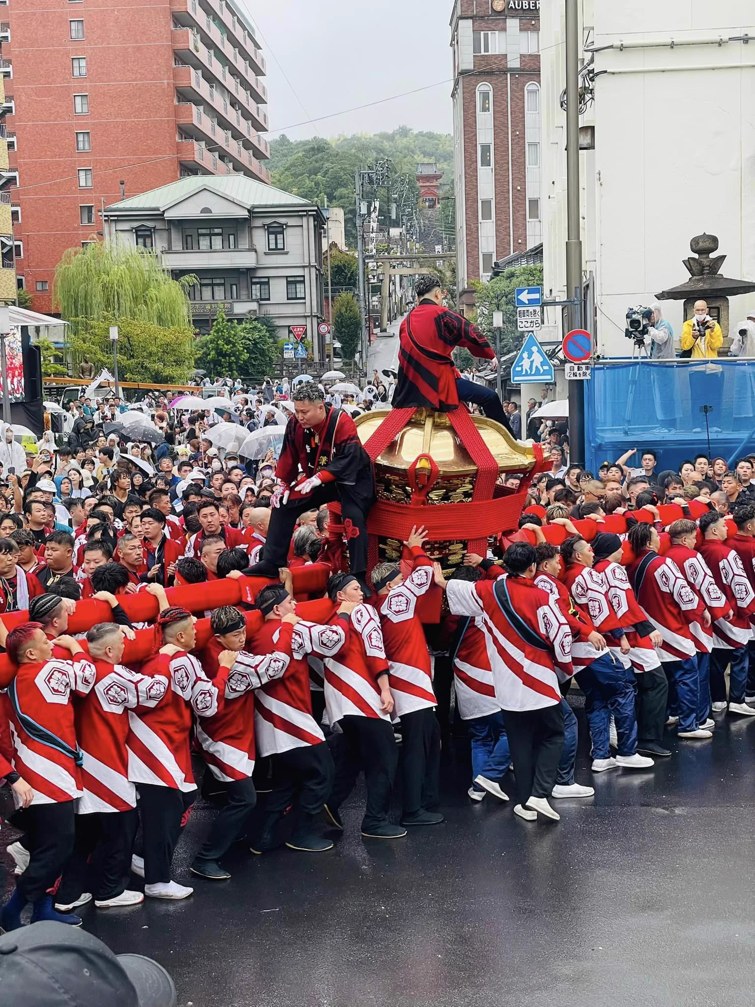 비 오는 날 마쓰야마 도고 가을축제 미코시 행렬과 법피 차림 참가자들