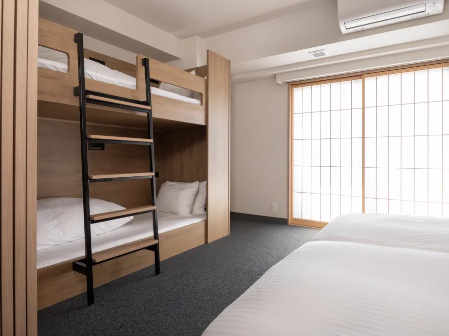 MIMARU Osaka Shinsaibashi Central Two-Bunkbed 객실, 4인 친구 여행의 두 개 샤워 비교