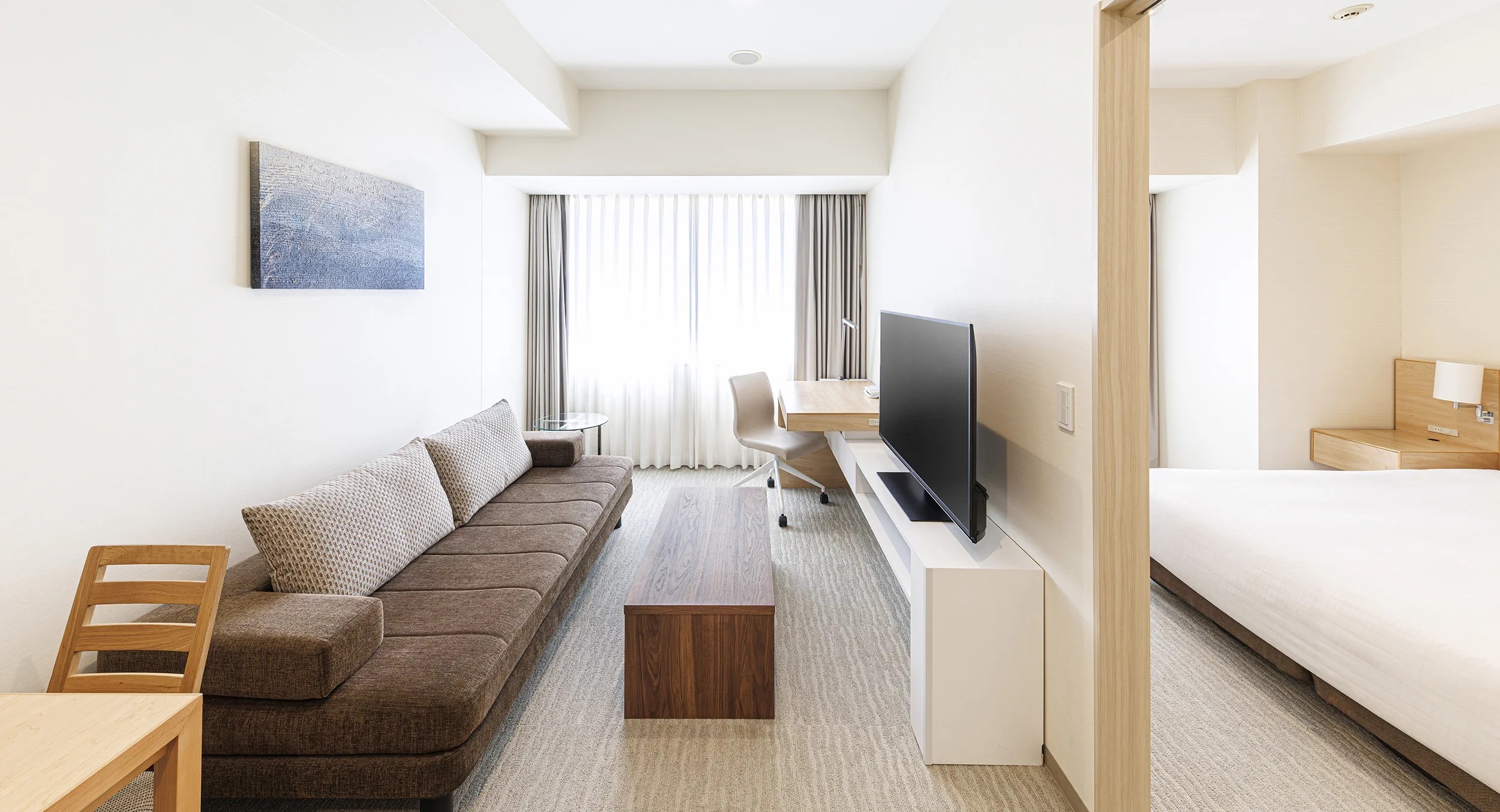 Fraser Residence Nankai Osaka Two-Bedroom 거실과 독립 침실