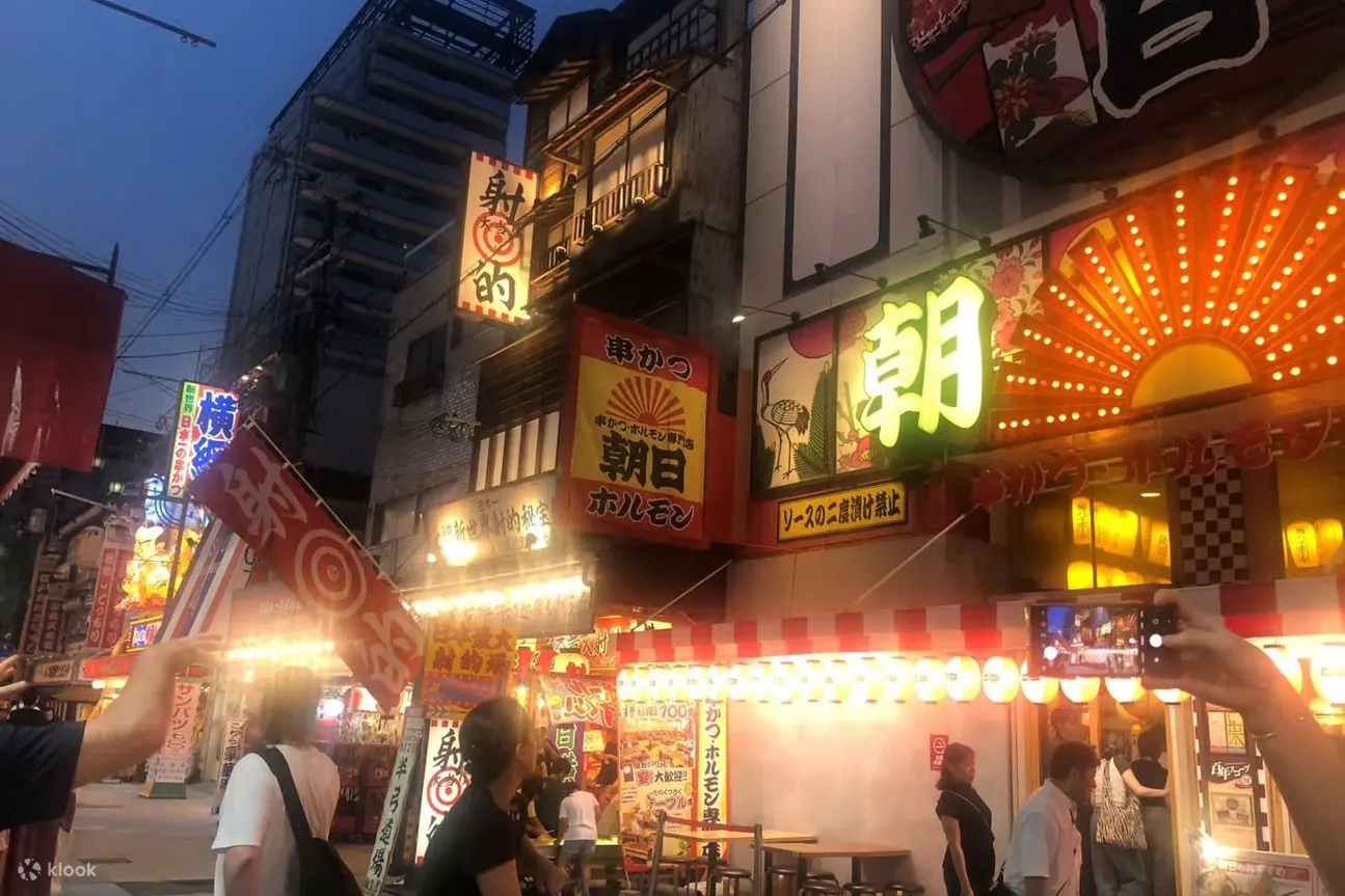 오사카 신세카이 저녁 상점가의 인파와 음식점 간판
