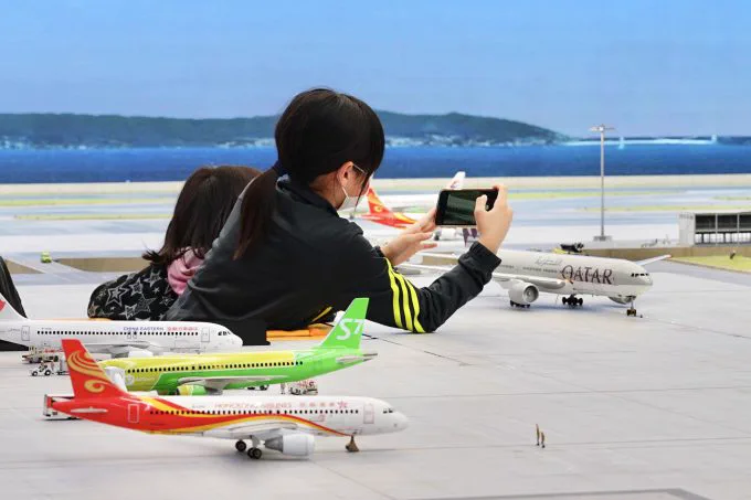 SMALL WORLDS Tokyo 간사이 국제공항 미니어처 활주로와 터미널