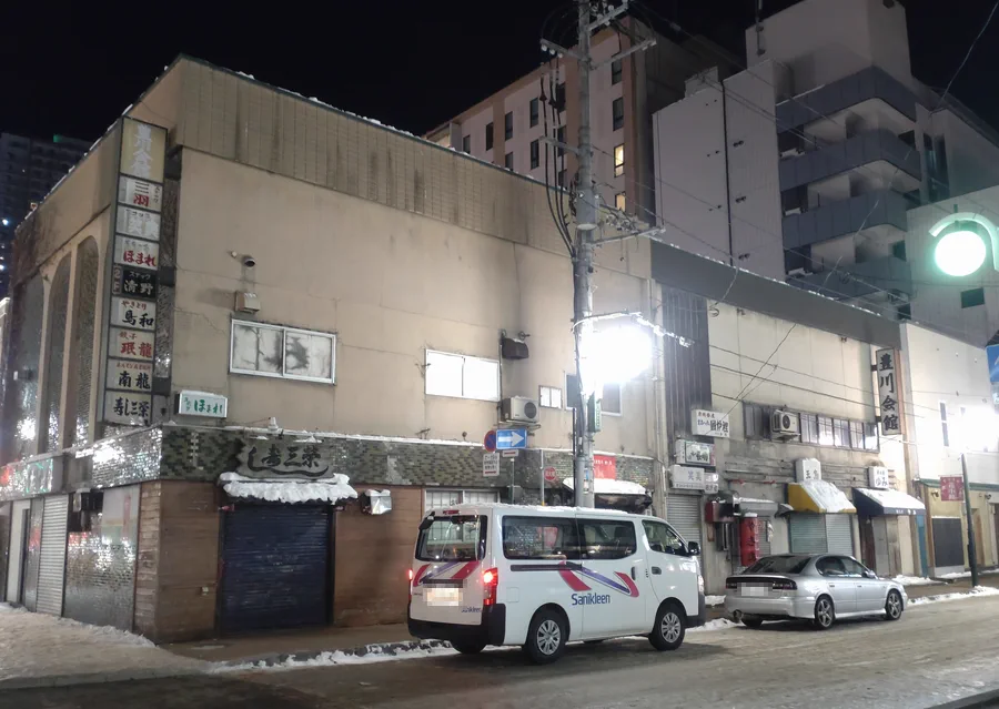 겨울 스스키노 야경과 늦은 저녁 중심 숙박 동선