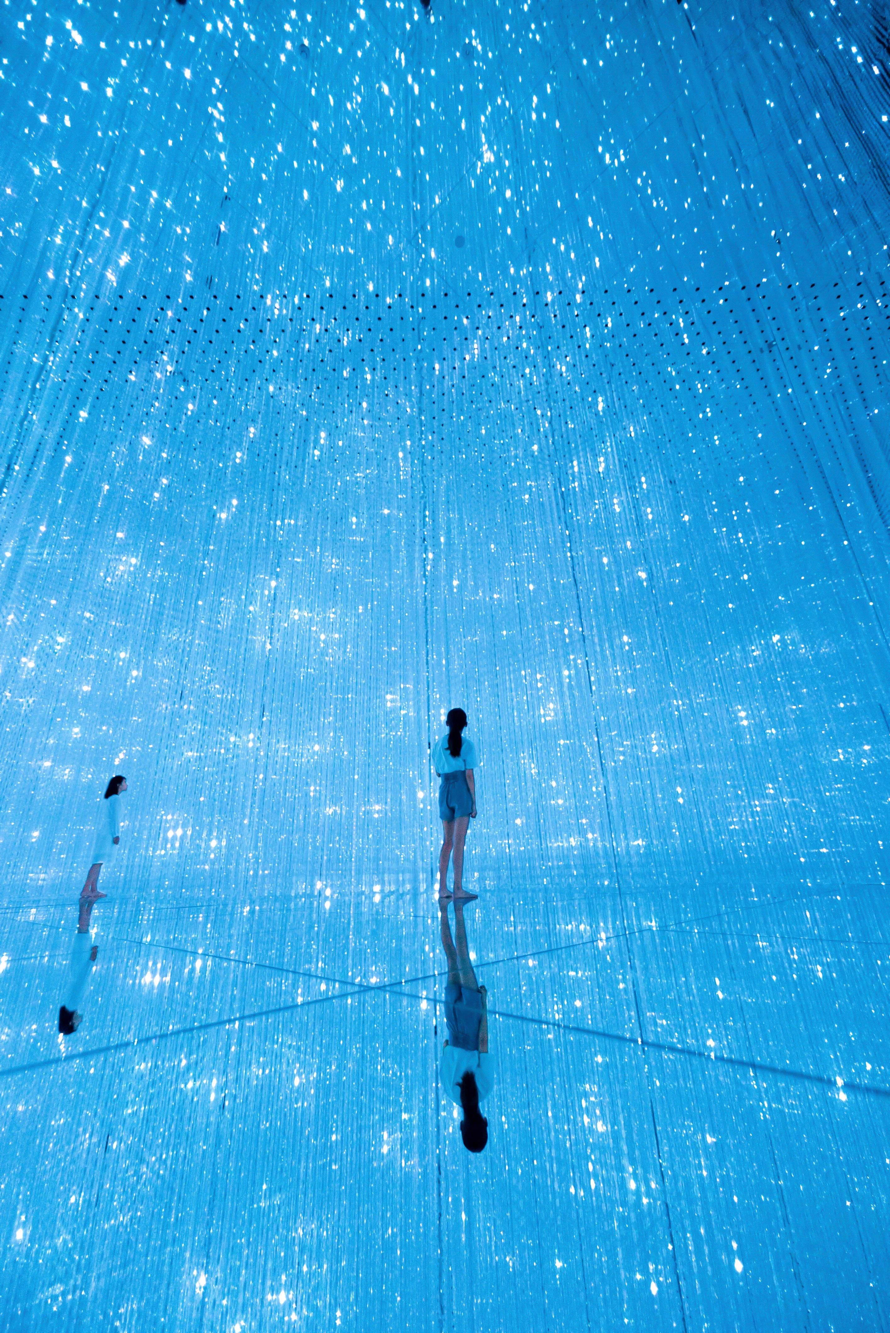 teamLab Planets The Infinite Crystal Universe의 수많은 빛과 거울이 무한히 이어지는 공간