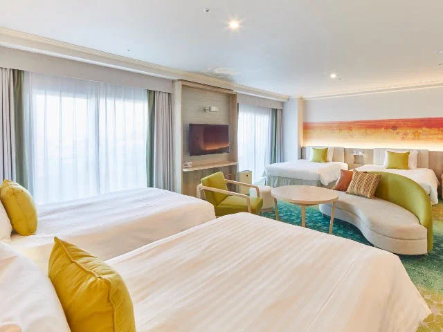 Grand Nikko Nikko Deluxe Family Room의 넓은 침대 4개