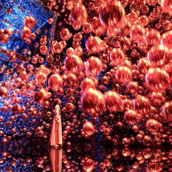 teamLab Biovortex Kyoto Massless Suns and Dark Suns 발광 구체와 어두운 구체가 거울에 반사되는 공간