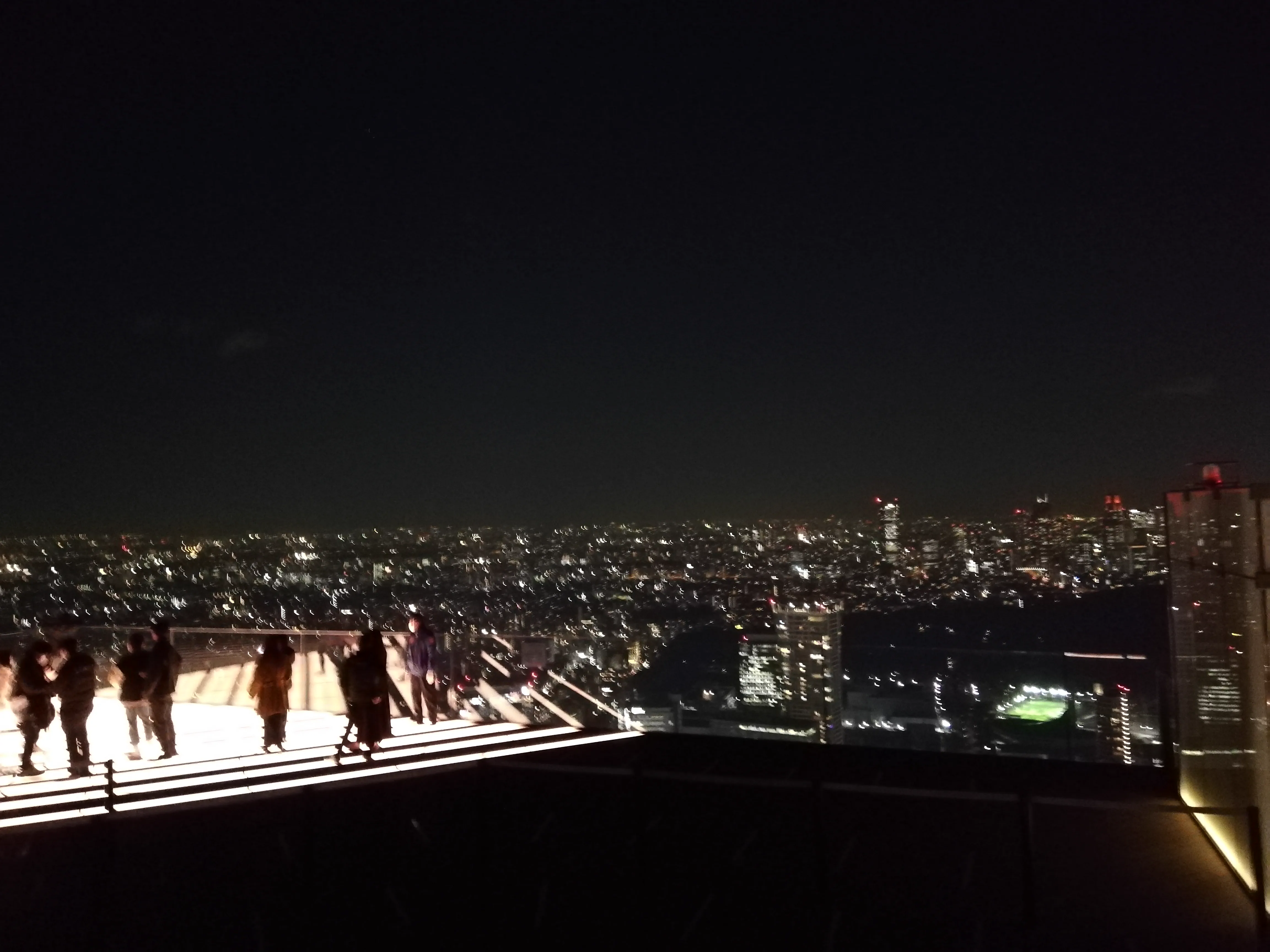 SHIBUYA SKY 옥상 SKY STAGE의 도쿄 야경. 야외 개방감이 다른 도쿄 전망대와 갈리는 핵심 요소다.