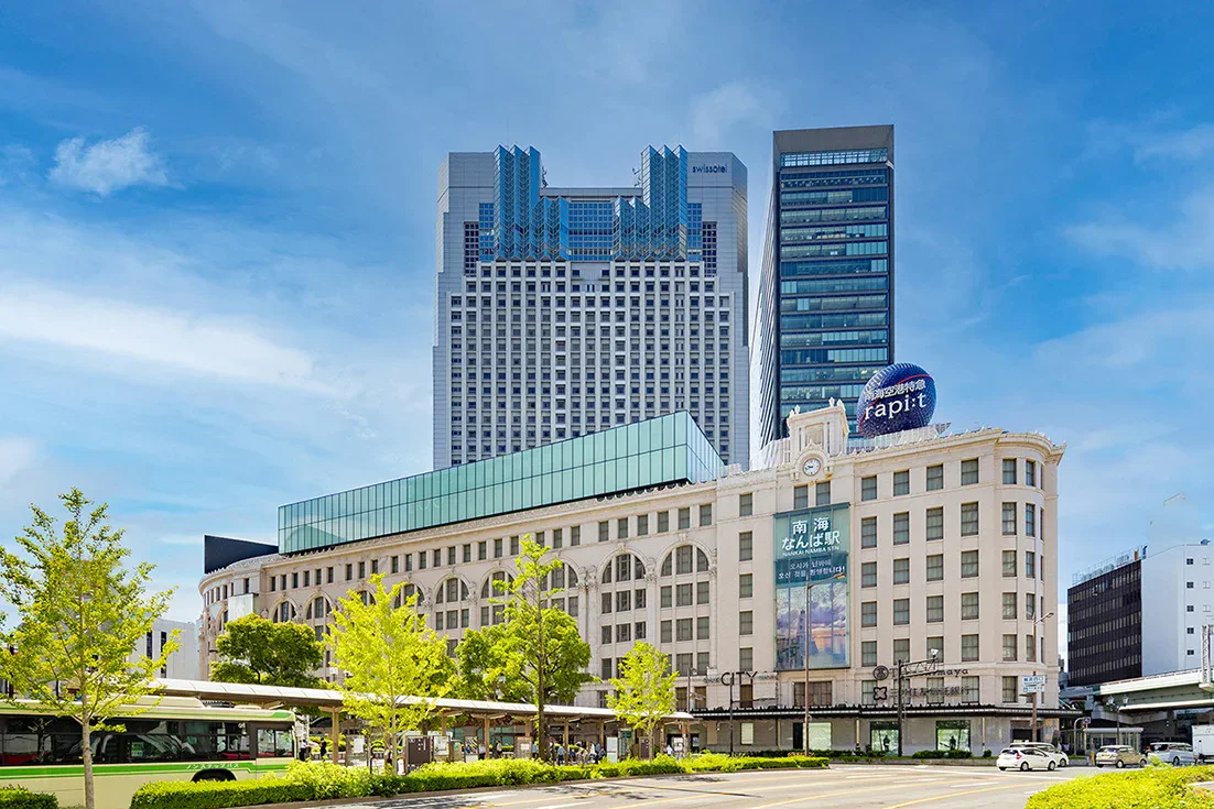 Swissôtel Nankai Osaka 외관과 난카이 난바역 직결 위치