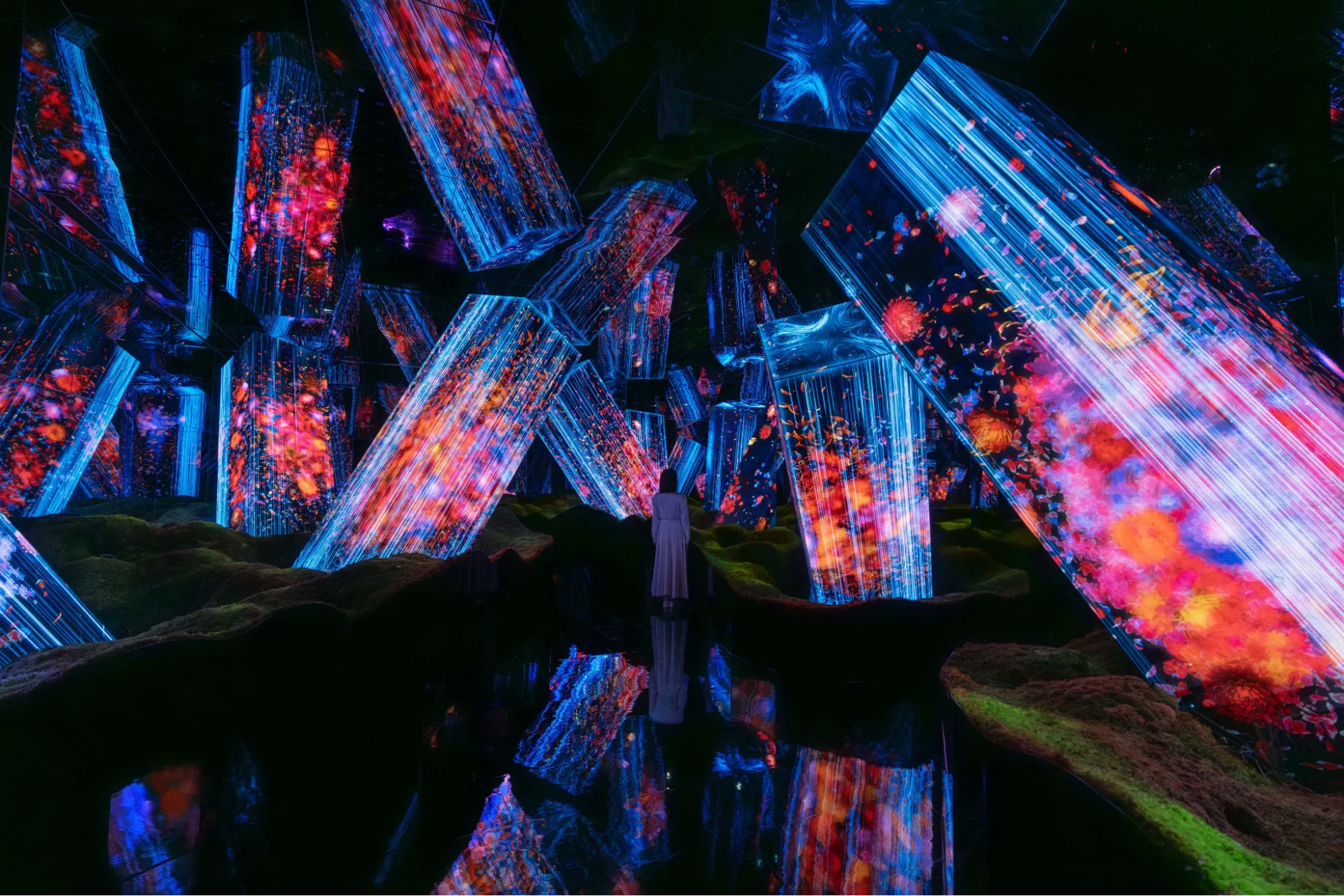 teamLab Biovortex Kyoto Megaliths in the Open Universe 거대한 발광 구조물이 어두운 거울 공간을 가르는 장면