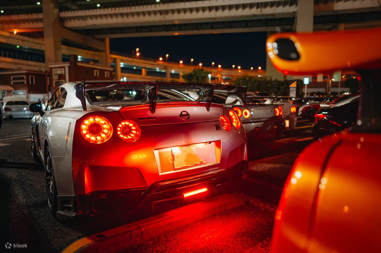 도쿄 JDM VIP 카밋 투어의 GT-R. 지정 차량 private tour의 가격 차이는 다이코쿠 PA의 차량 수가 아니라 내가 탈 차종과 프라이버시를 통제하는 데 있습니다.