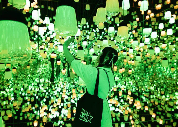 teamLab Biovortex Kyoto Forest of Resonating Lamps 따뜻한 색의 램프가 거울 속에서 반복되는 공간