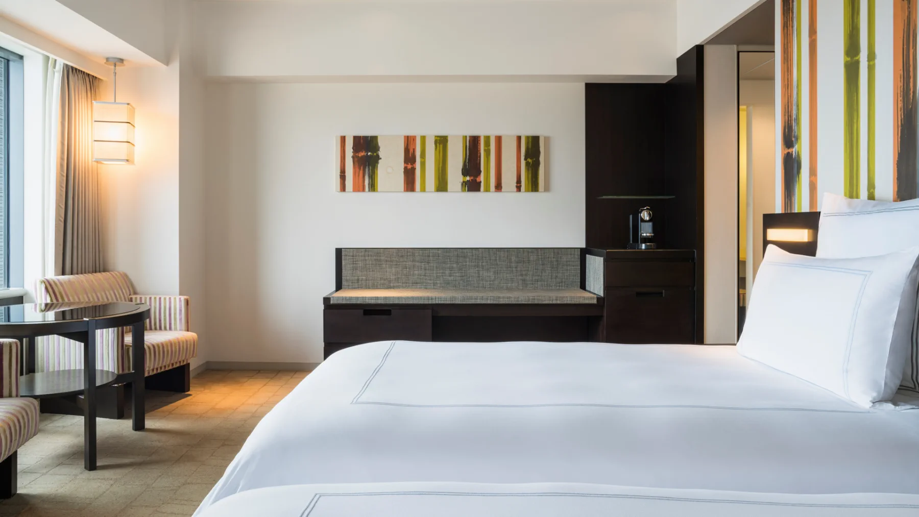 Swissotel Nankai Osaka 숙박의 객실과 침대 공간