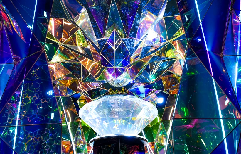 나라 금붕어 박물관 Japanese Aquarium Disco 구역의 금붕어 수조와 미러볼 조명