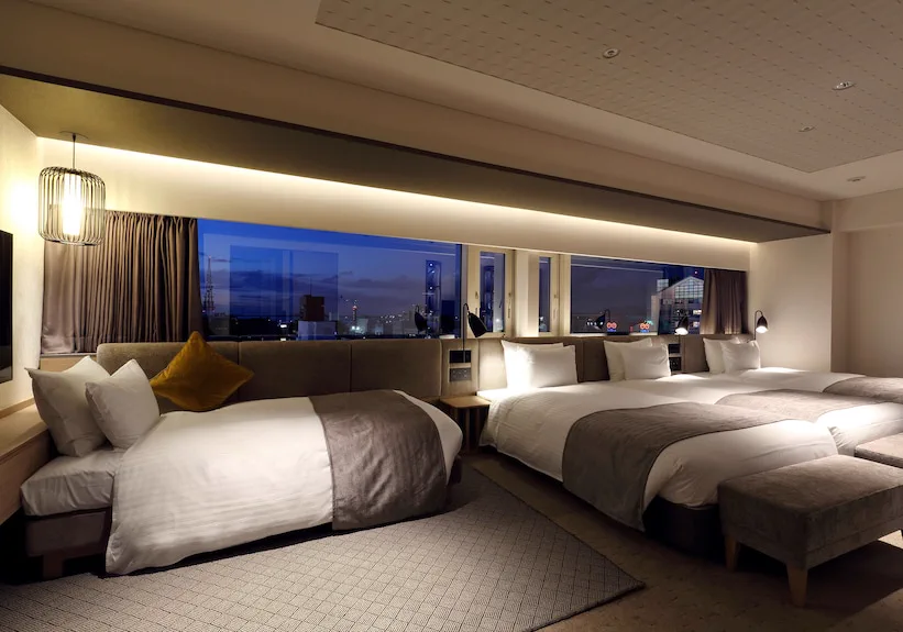 Solaria Nishitetsu Hotel Fukuoka Deluxe Quad 41.8㎡ 객실과 성인 4명 공용공간