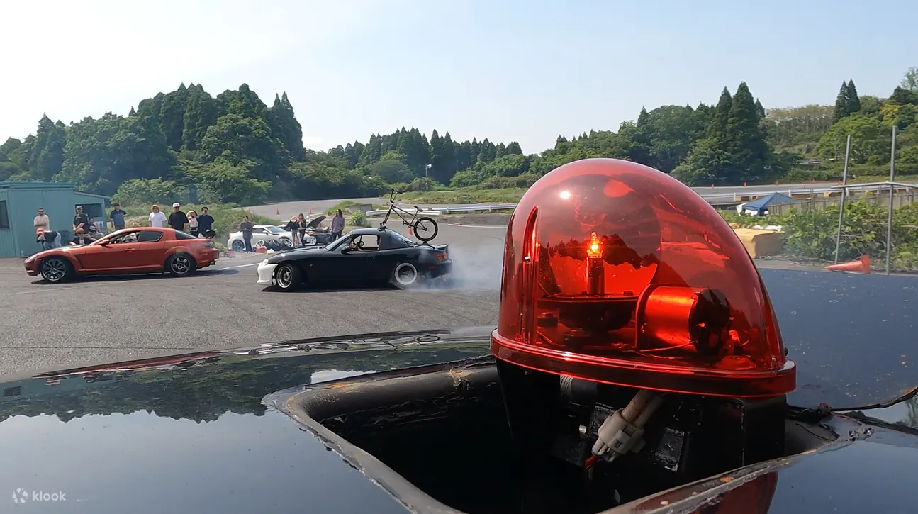 도쿄 근교 폐쇄 서킷의 드리프트 ride-along. 실제 드리프트는 다이코쿠 PA 카밋이나 수도고속도로 나이트 드라이브와 다른 제품입니다.