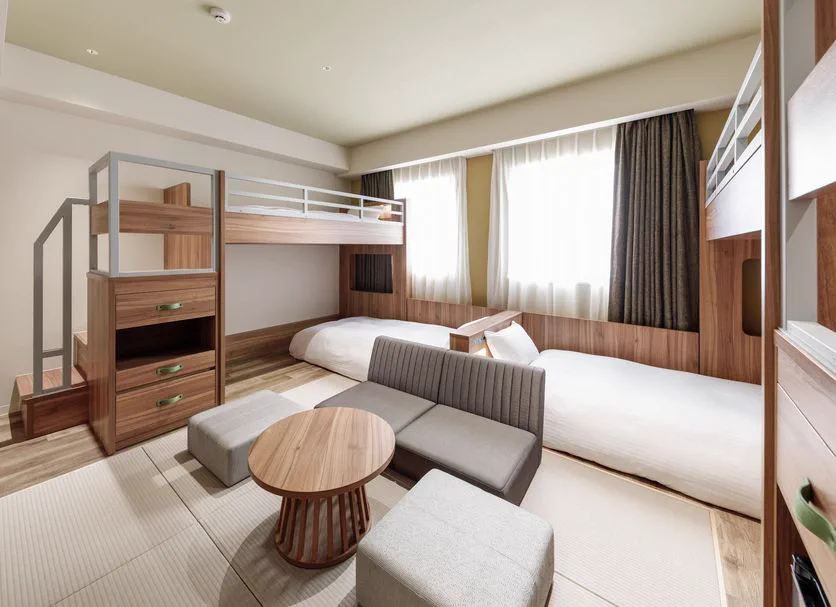 Nishitetsu Hotel Croom Hakata Gion의 4인 그룹룸과 벙크형 침대 구성