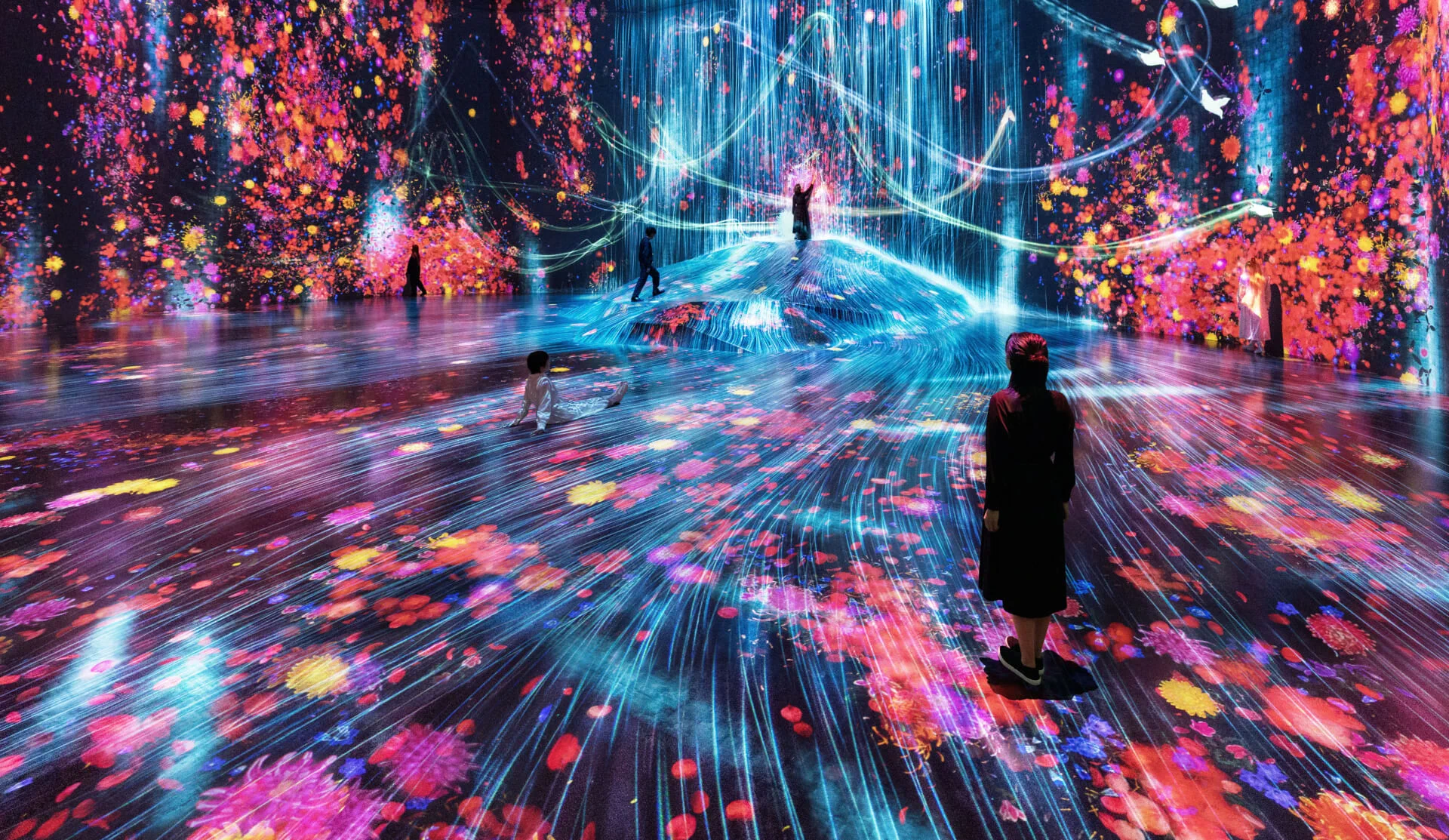 teamLab Borderless Universe of Water Particles 디지털 폭포와 꽃이 관람객 주변으로 흐르는 공간